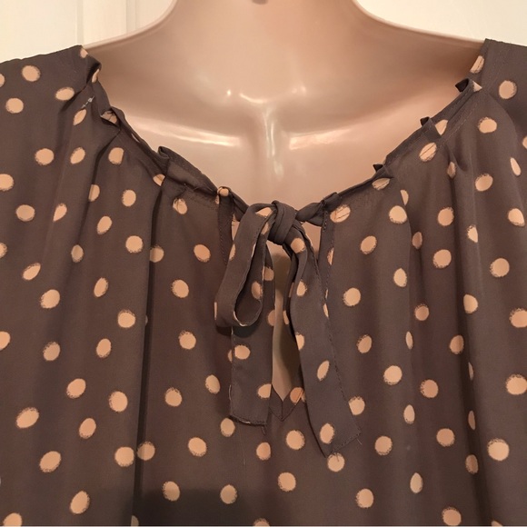 Gray and blush dot pleat neck tie back cap sleeve top - Picture 5 of 5